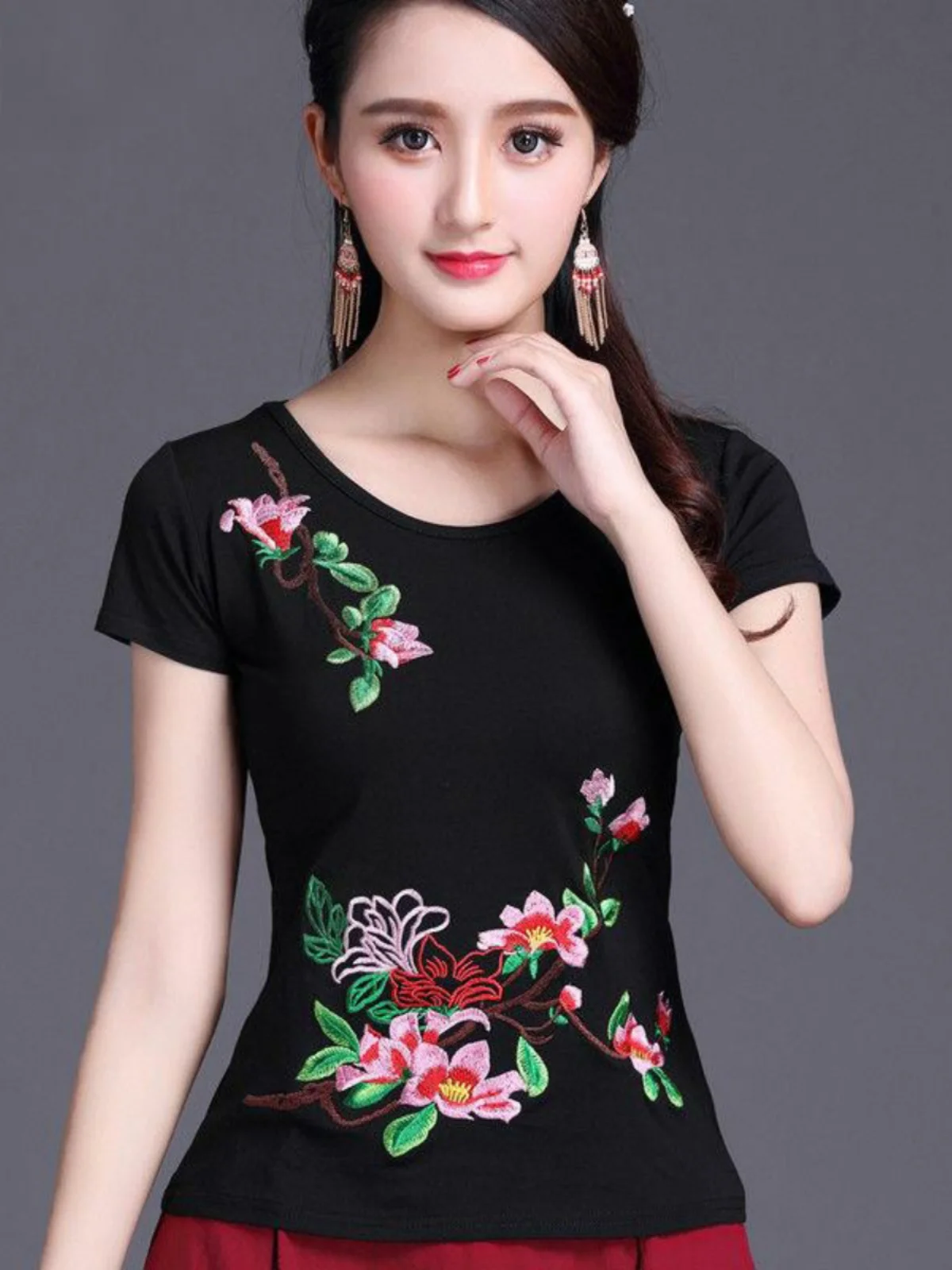 T-shirt in Cotone Ricamato da Donna, Nuovo Design Retrò Estivo, Maglietta Base Versatile per Uso Quotidiano