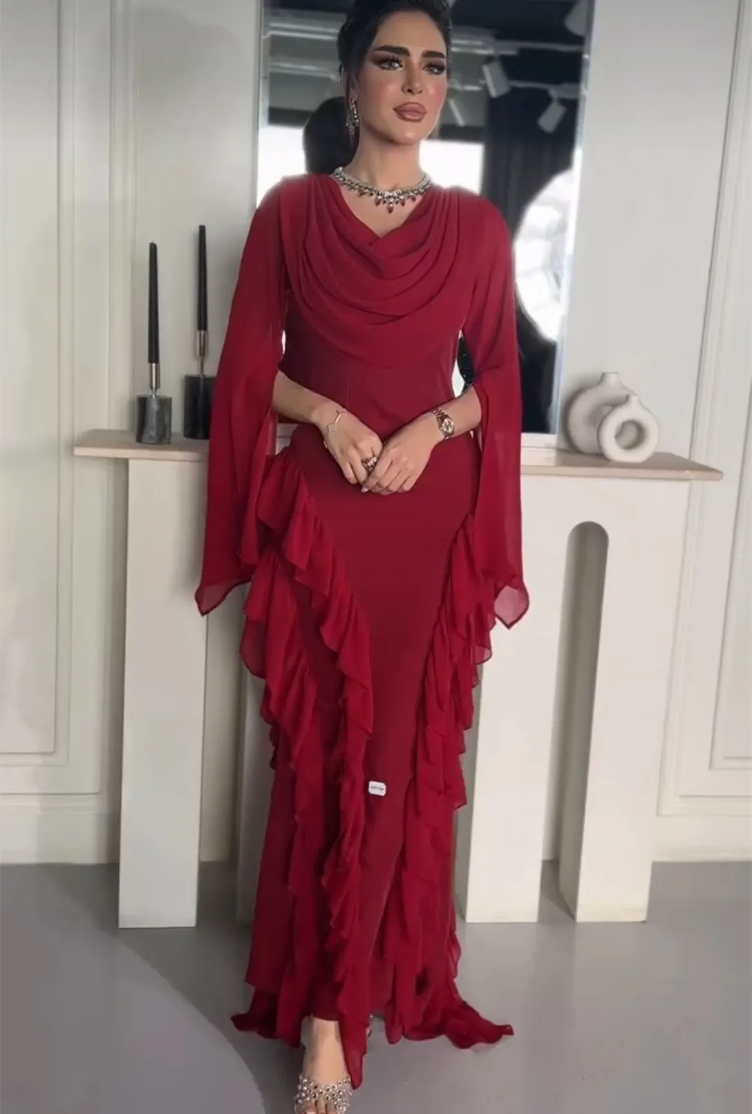 Op maat gemaakte lange donkerrode avondjurken met ruches Zeemeermin Chiffon Geplooid فسات Adri • Vara 1923 Vloerlengte galajurk voor dames