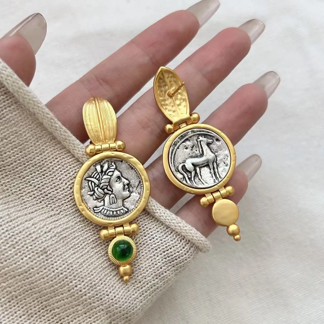 

Vintage Coin Dangle Earrings for Women Geometric Round Gold Metal Portrait Big Pendant Earrings Exaggerated Retro Jewelry