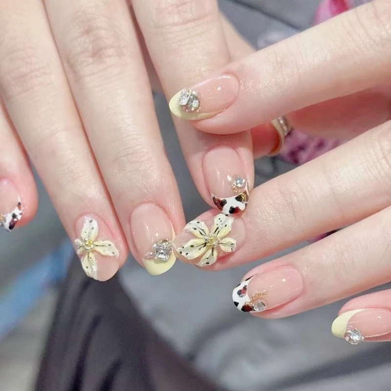 

24Pcs Handmade Press on Nails 3D Embossed Floral False Nails Set Artificial French Tip Gentle Short Oval Nail Design for Ladies