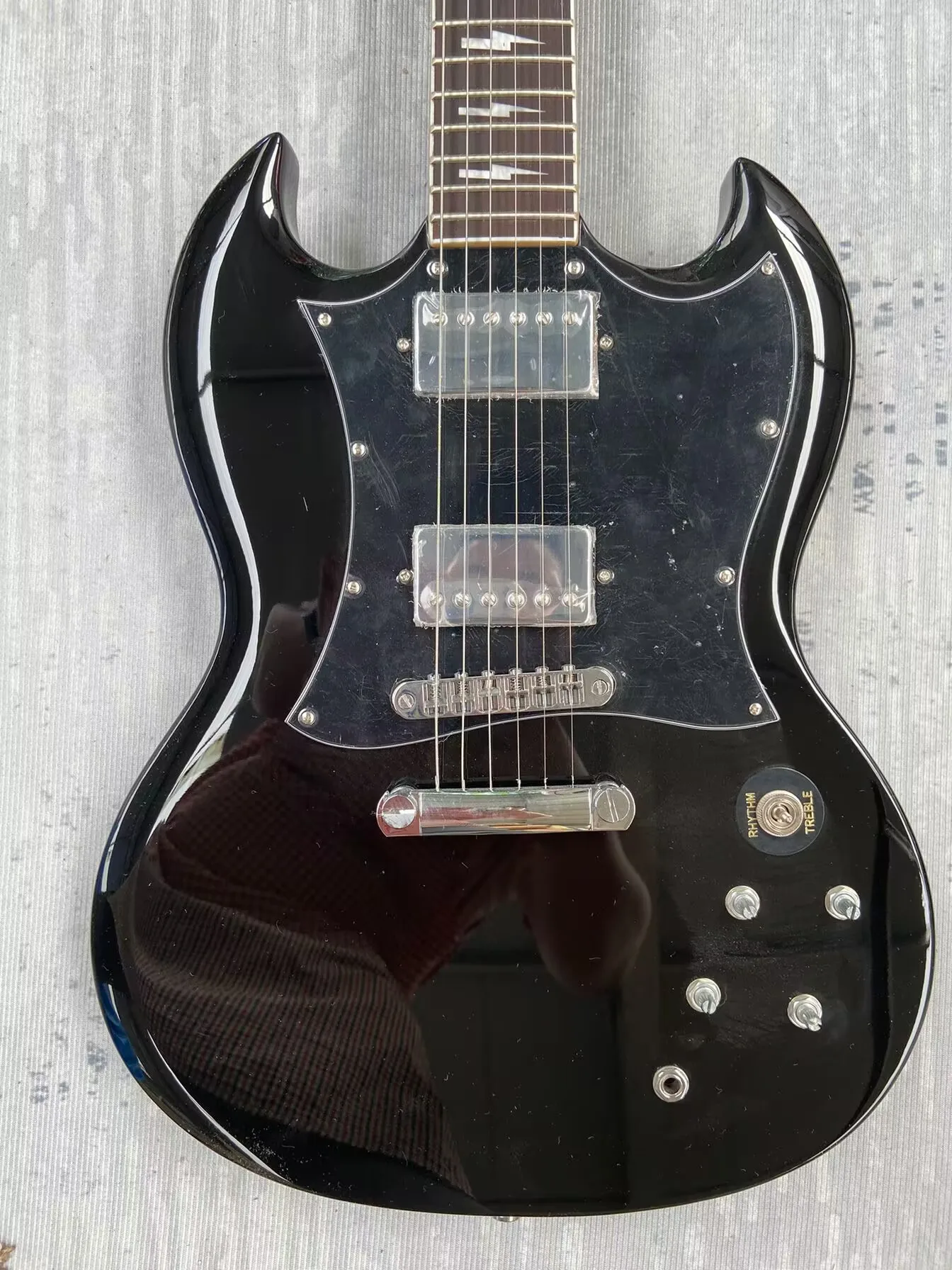 Electric guitar made in China .Black. Lightning set have logo! High quality mahogany body. In stock, G16