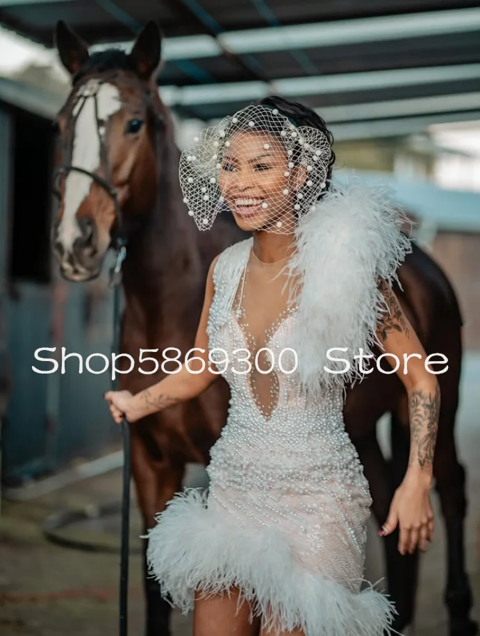 Kleines weißes Kleid, kurzes Strand-Brautkleid im Freien, luxuriöse Perlen, Federn, durchsichtiges Mesh-Brautkleid-Outfit, maßgeschneidert