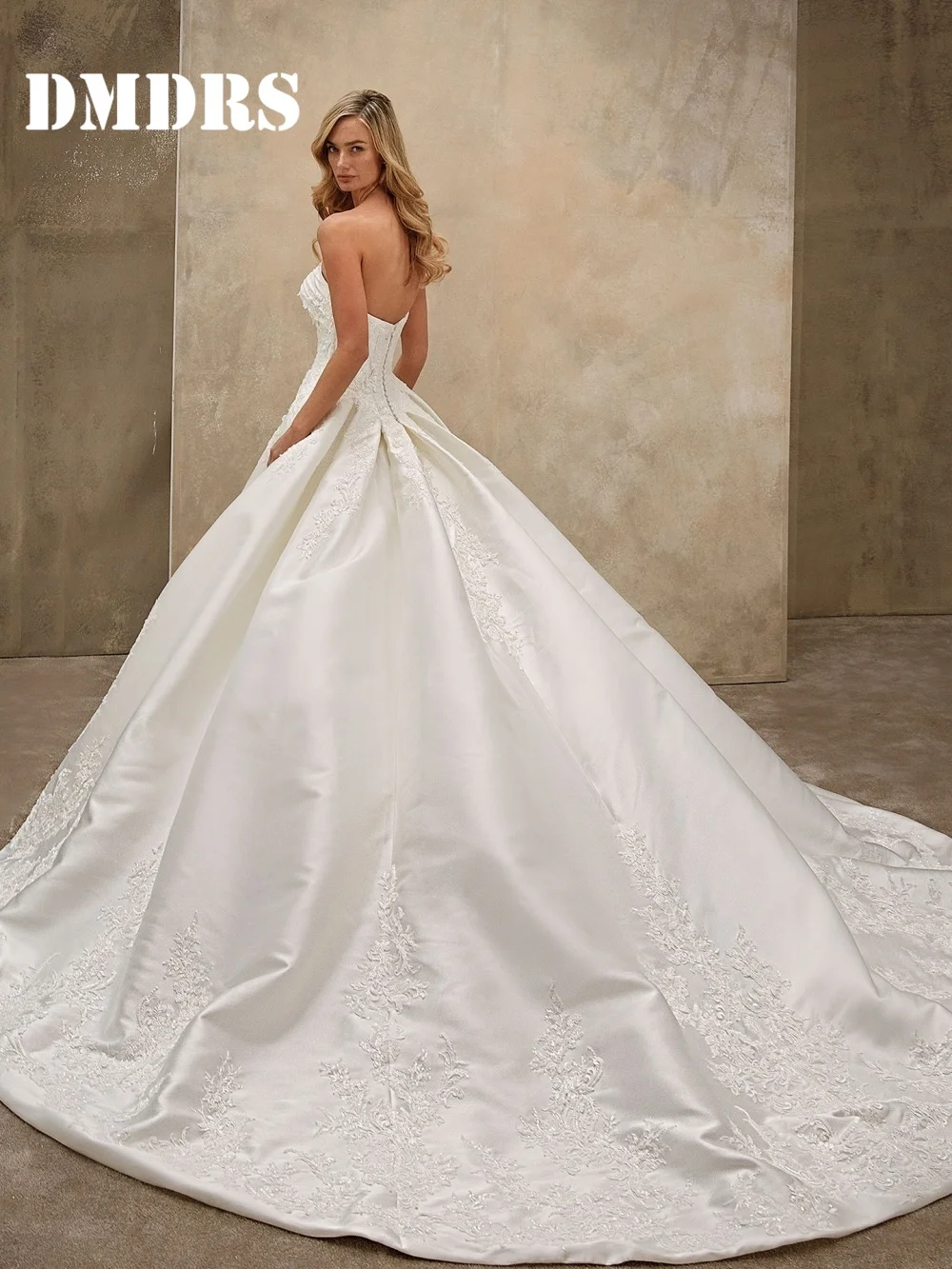 Elegante Brautkleider mit 3D-Blumen, romantische trägerlose Brautkleider, stilvolle bodenlange Brautkleider aus Satin, Vestidos De Novia