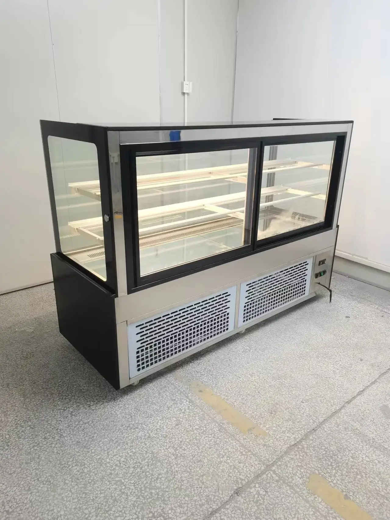 Equipo de refrigeración de mesa fría de congelador de gabinete de exhibición de congelador de pastel de placa pintada