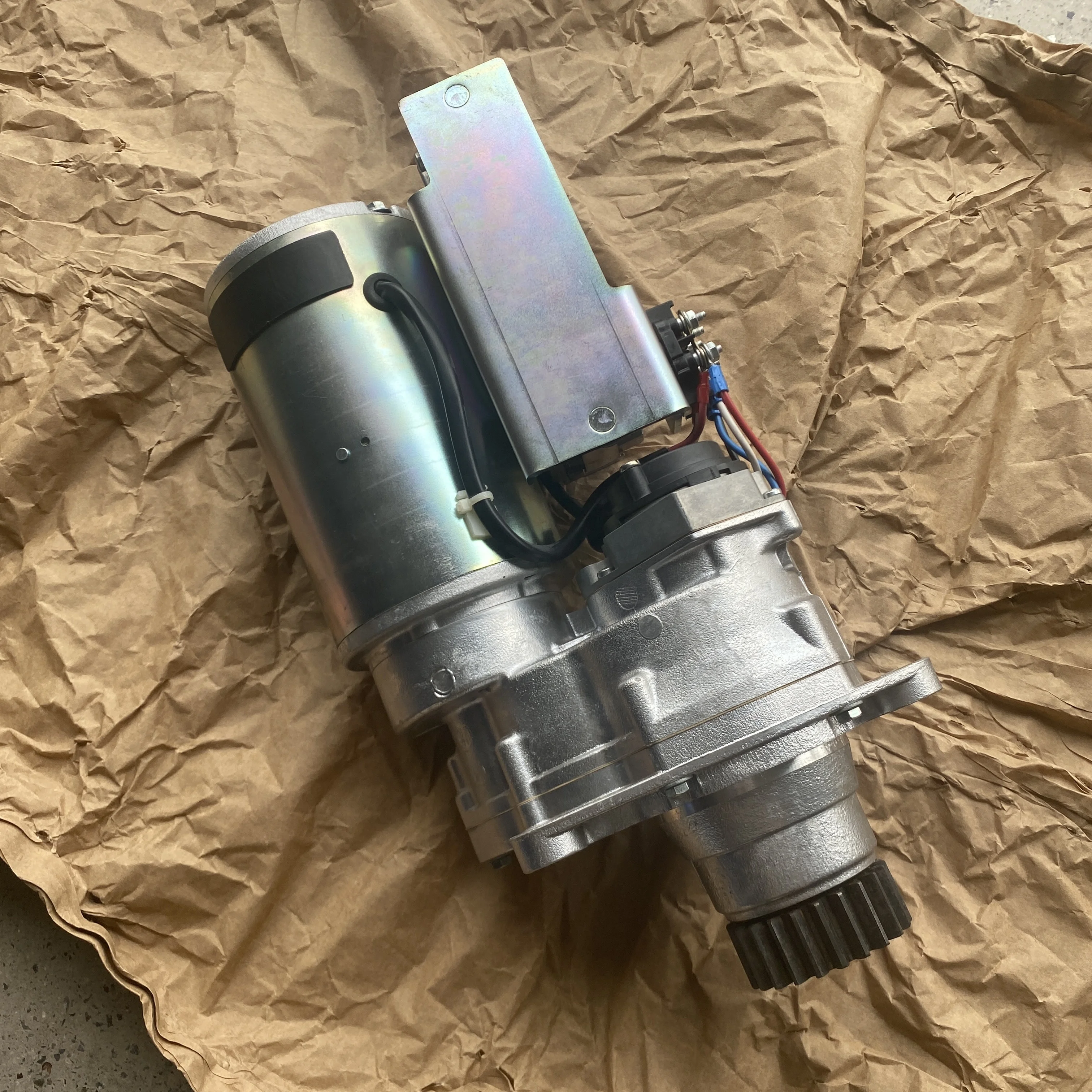 

Рулевой двигатель в сборе для погрузчиков Linde 3723500805 3723500802, совместимый с моделями 1168, 372 серий, L14, L16