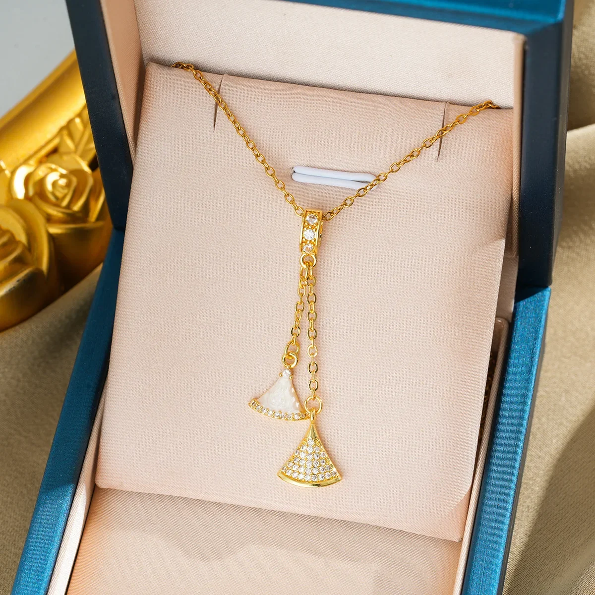 

The fan-shaped shell necklace featuring a pure gold electroplated collarbone chain is a versatile high-end necklace for women.