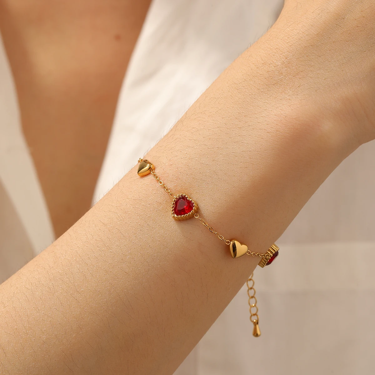 Edelstahl Golden Love Red Crystal Inlay Herz Anhänger Armband Dame Neue Klassische Handgelenk Kette Schmuck Glamourös