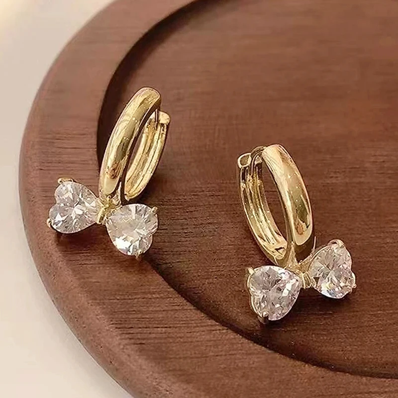 Huitan Anmutige Schleifenknoten-Piercing-Ohrringe für Damen, zarter Schmuck mit doppeltem Herz-Zirkonia, elegante, niedliche Accessoires