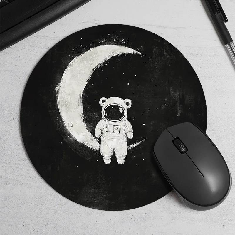 

The Space man and bear printed round mousepad is made of waterproof anti-slip and durable rubber suitable for offices and gamers