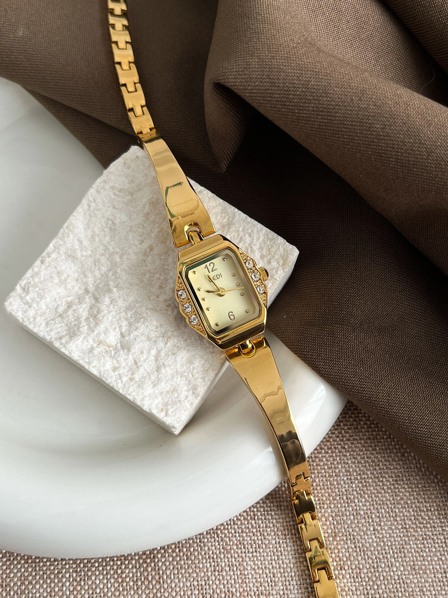 

New Vintage-Style Luxury Women's Watch Bracelet, Small Dial, Unique Square Design, Elegant High-End Ladies' Quartz Watches Gift