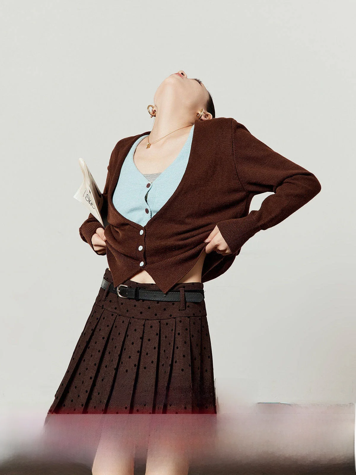 

Осенний новый женский вязаный свитер кофейного цвета с V-образным вырезом, длинными рукавами, вязаный кардиган, приталенный, для повседневной носки, цельный.