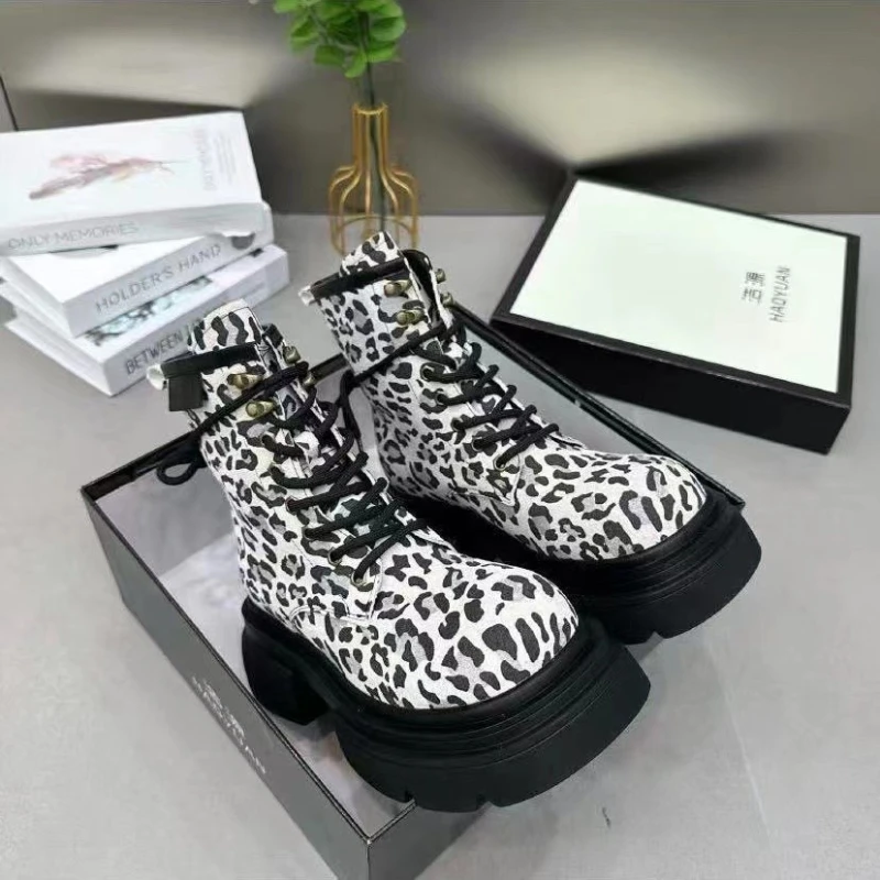 Botas mujer 2025 tendencia motocicleta estampado de leopardo bota de mujer nueva bota de tobillo Popular de gama alta suela gruesa zapatos de mujer cómodos