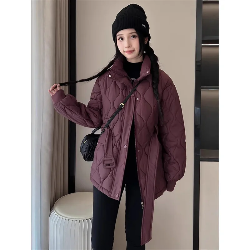 เสื้อโค้ทบุผ้าฝ้ายอุ่นสไตล์เกาหลีสำหรับผู้หญิง รุ่นใหม่ ฤดูหนาว 2025 ทรงเข้ารูป แจ็คเก็ตผ้าฝ้ายแบบยาว แฟชั่นเสื้อคลุมกันหนาวสำหรับผู้หญิง