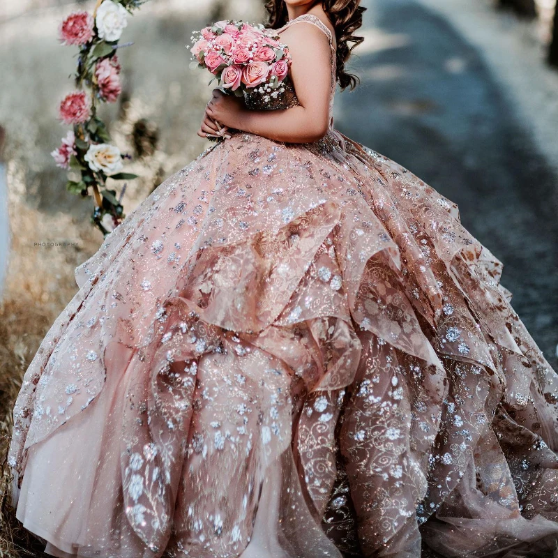 فستان Quinceanera مطرز بالذهب الوردي مخصص 2023 ثوب حفلة مزين بالخرز والترتر الحلو 16 فيستدو دي 15 أنوس YQD269