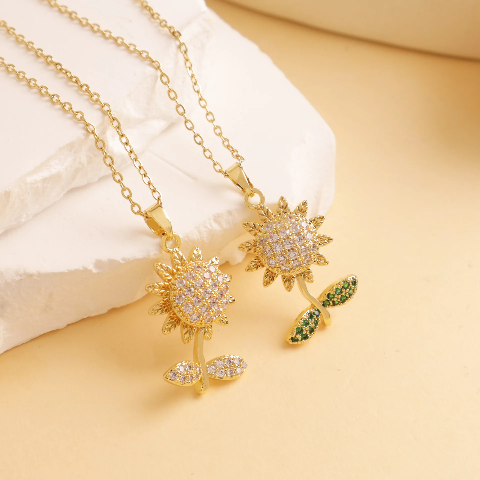 

Fashion Rotate Sunflower Necklace for Women Personalized Titanium Clavicle Chain Gold-Color Luxury Jewelry Accessory