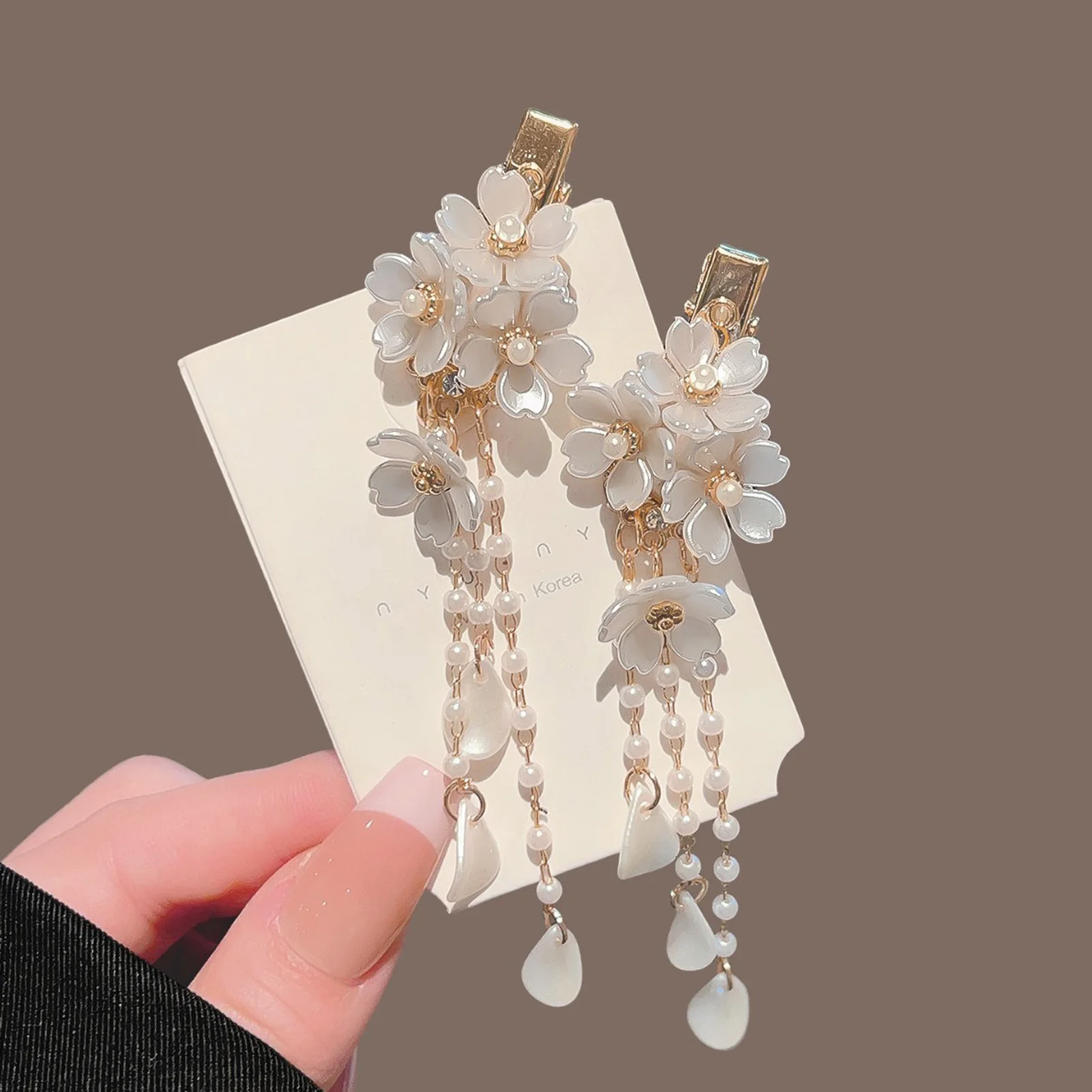 

White Flower Fringe Hair Clip For Women With Durable Alligator Clip Design Suitable For Weddings Parties