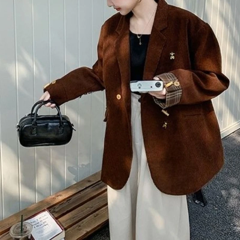 เสื้อเบลเซอร์ผ้าลูกฟูกสีน้ำตาลสำหรับผู้หญิง คอลเลคชั่นใหม่ ฤดูใบไม้ผลิ 2026 สไตล์เรโทรลำลอง เสื้อสูทตัวเล็ก