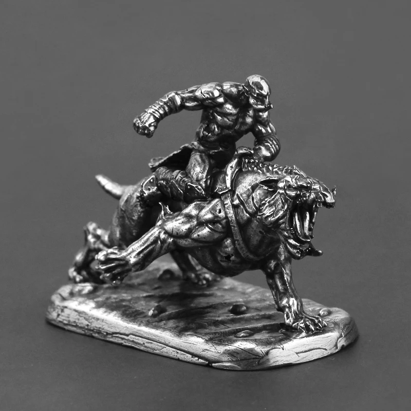 Orc Warrior Knight Soldier Action Figures Modello in metallo Regali per ragazzi Gioco da tavolo Pezzo Ornamento in miniatura Accessorio Prodotto finito