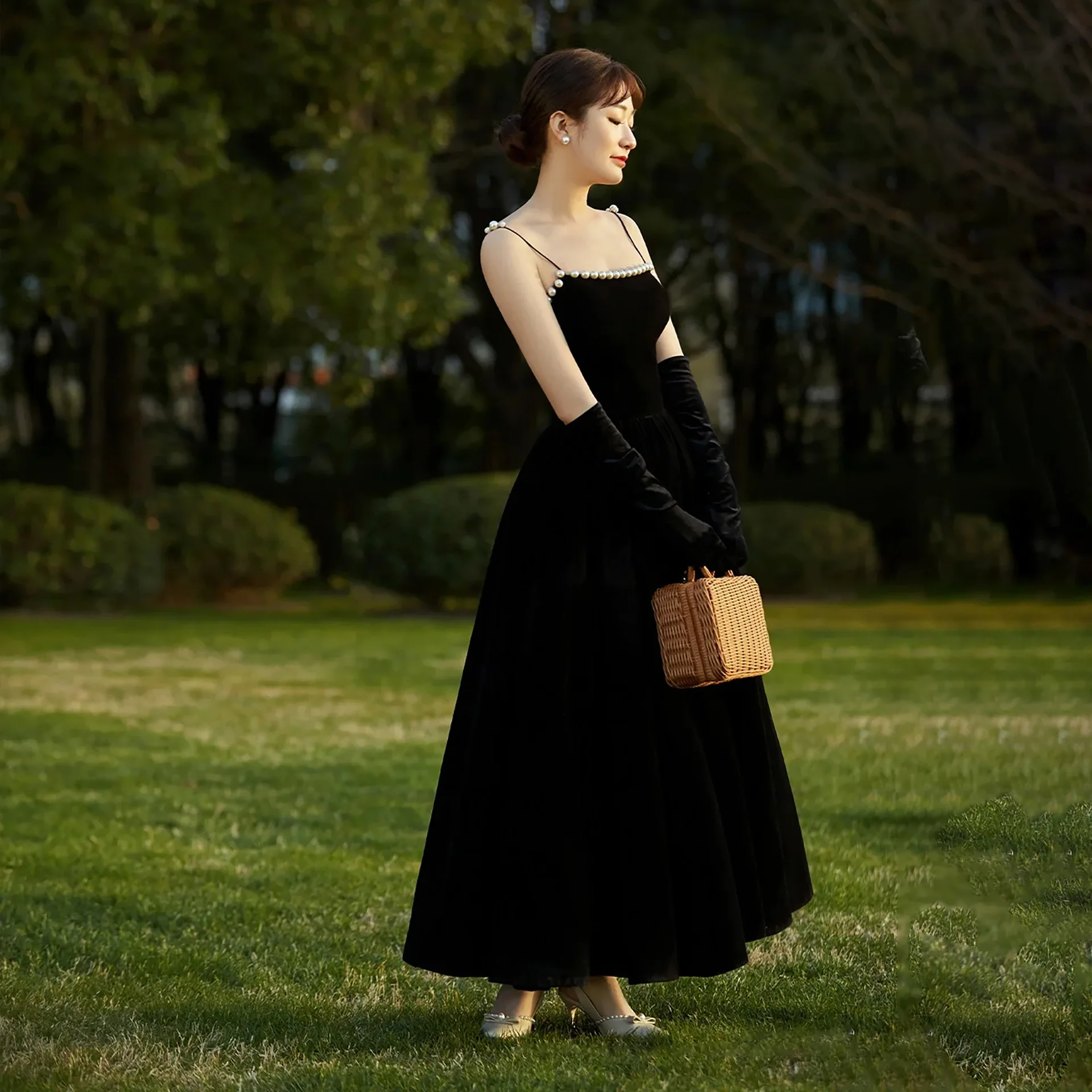 French Evening Dress High-End Black Camisole Velvet Studio Theme Couple Taking Pictures Light Wedding Mid-Length