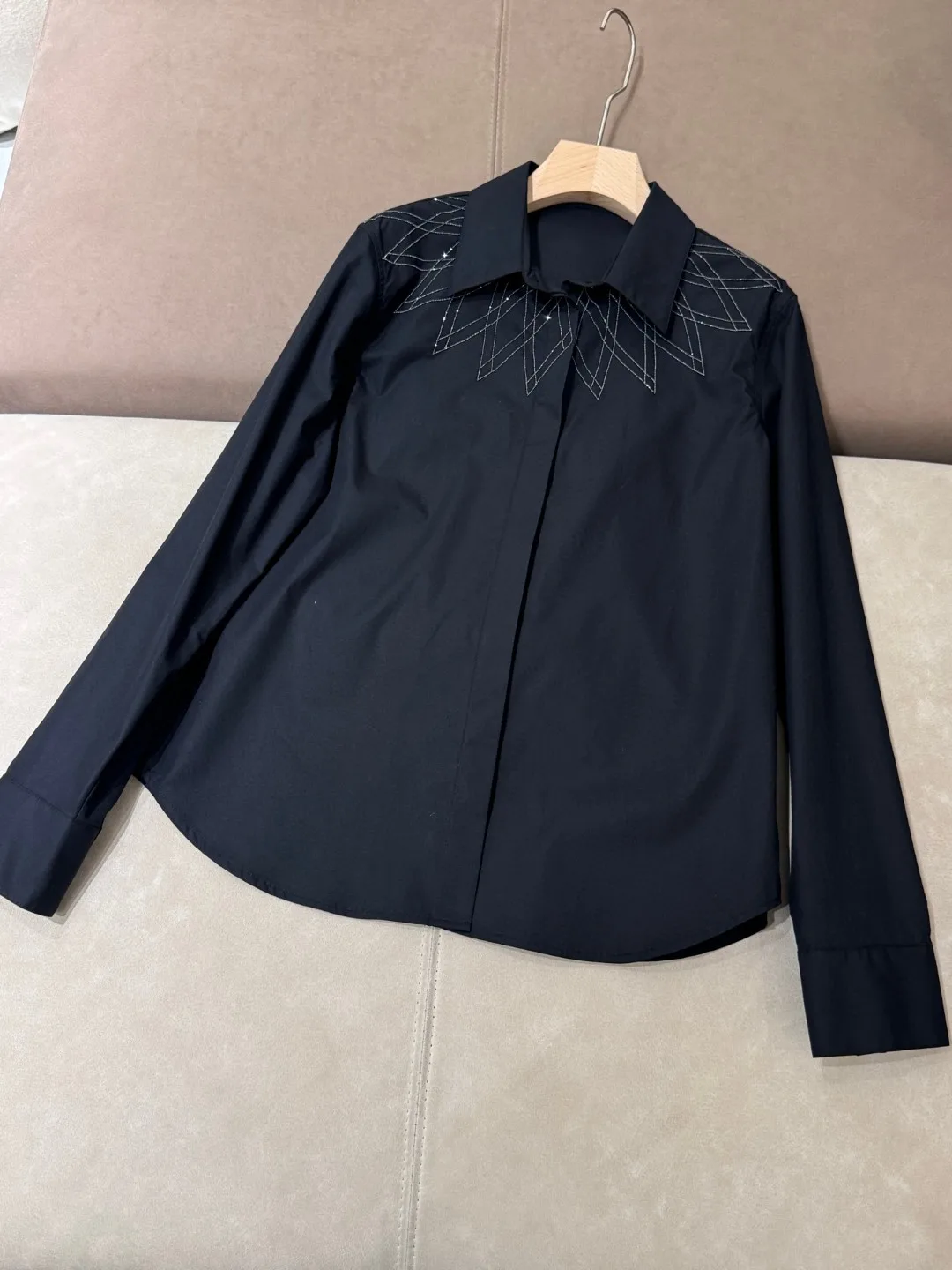 

Women's solid color high quality pure cotton long sleeved shirt