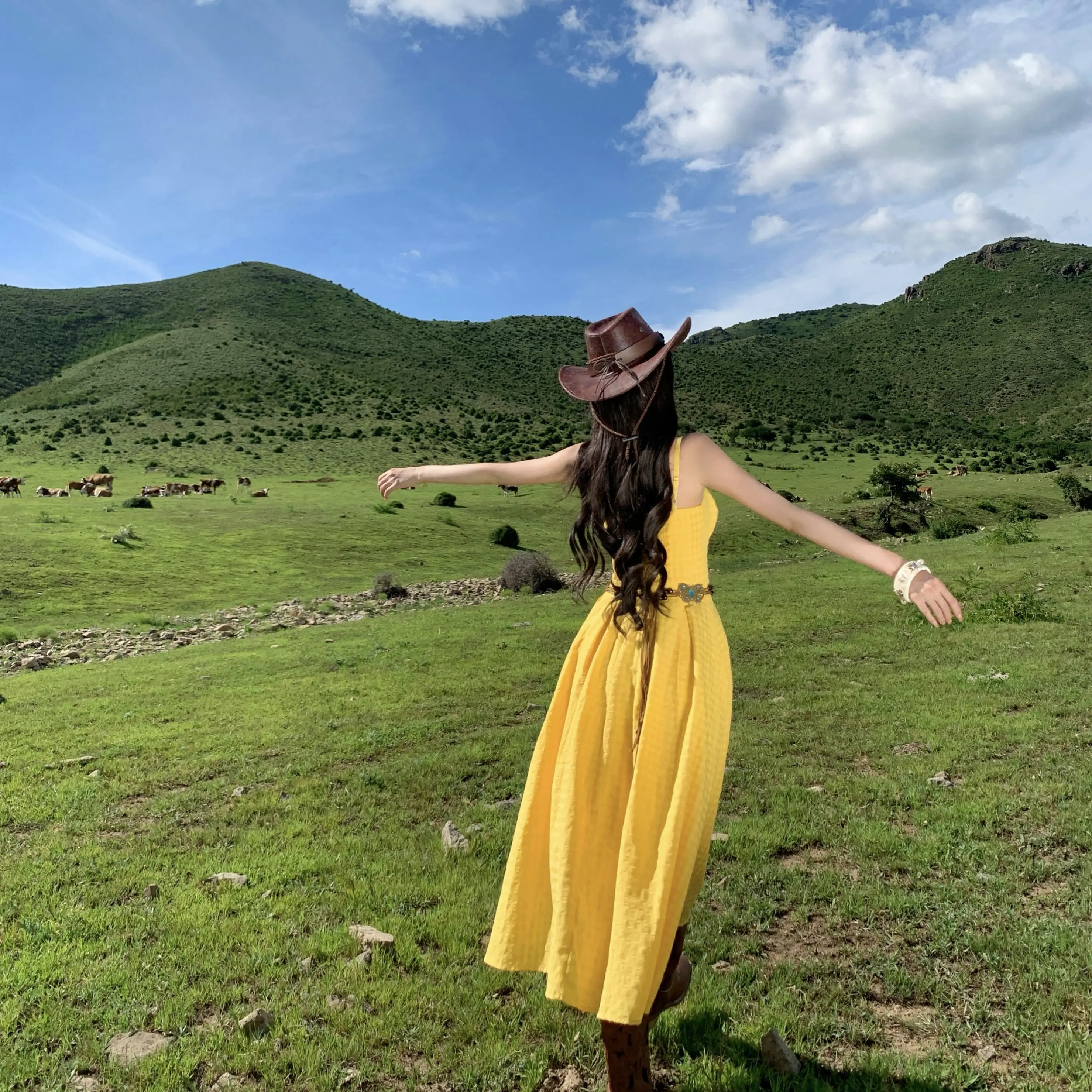Women's summer slim-fit yellow camisole dress with a waistline for a dopamine-style outfit, perfect for Northern Xinjiang