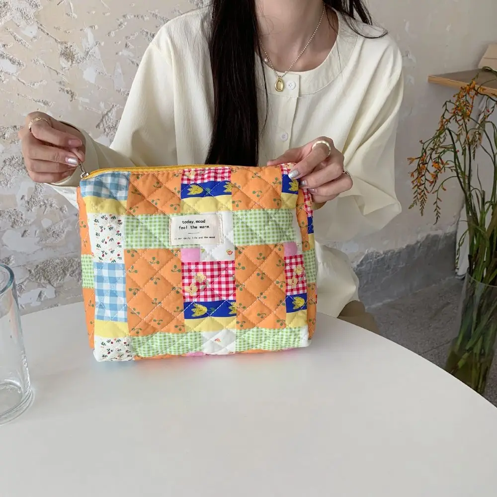 Bolsa de almacenamiento multifuncional coreana para mujer, estuche de belleza de gran capacidad, bolso de cosméticos acolchado, bolsa de maquillaje