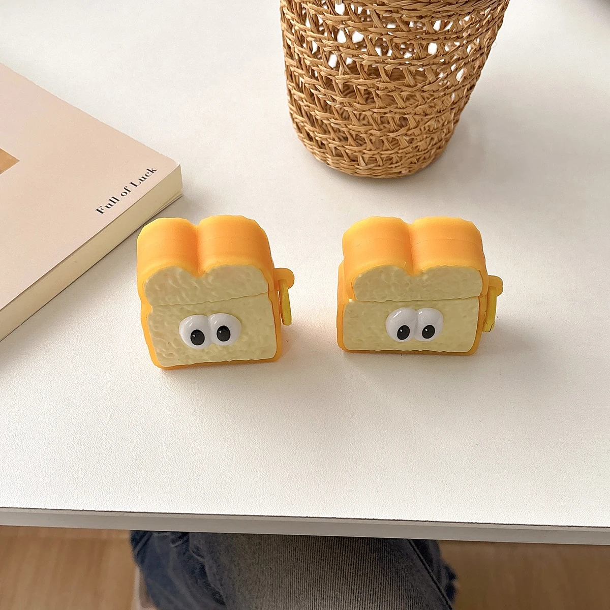 حافظة Big Eye Toast لأجهزة Apple AirPods Pro 1 2 3 AirPods 4 مقاومة للغبار لأجهزة AirPods 1 2 3 4 سماعة بلوتوث واقية مضادة للصدمات