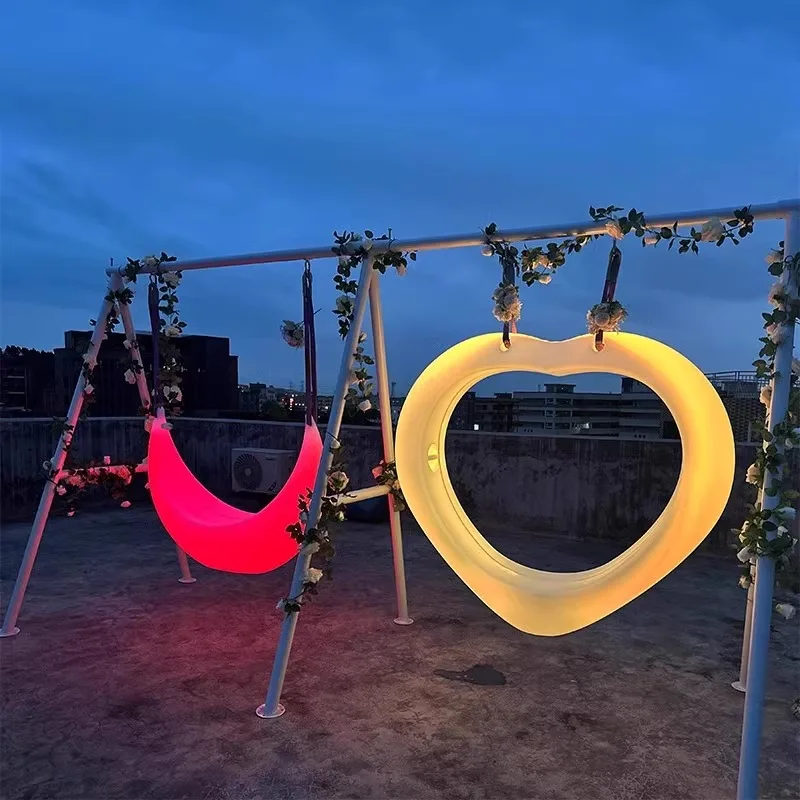 Outdoor Internet Promi Foto Uhr in Herz Schaukel Sitz Solar szenischen Bereich Verkaufs abteilung leuchtende Liebe Wiege Hänge sessel