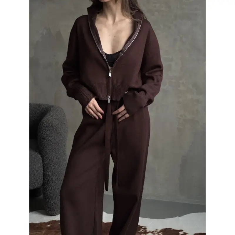 ชุดเซ็ตเสื้อคาร์ดิแกนและกางเกงไหมพรมแบบซิปสำหรับผู้หญิง สไตล์ทันสมัย ทรงเข้ารูป เหมาะสำหรับใส่ไปทำงาน ชุดลำลองสุดชิคสำหรับฤดูใบไม้ร่วงและฤดูหนาว