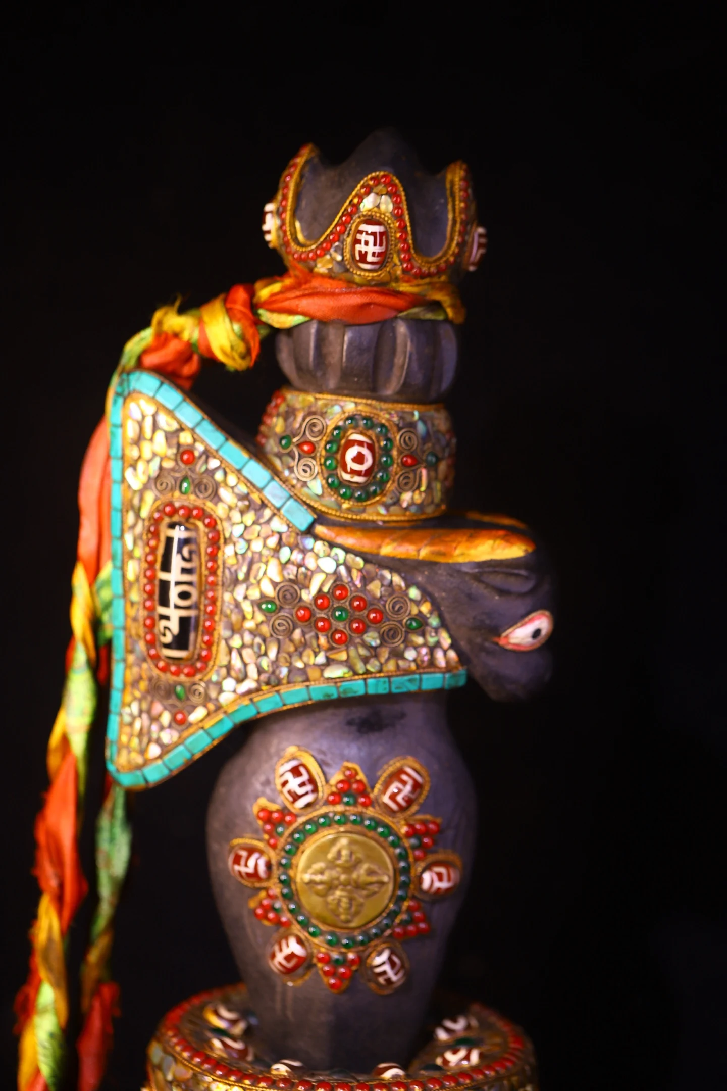 

Коллекция тибетских храмов: Старинные бусины гЗи из метеорита с росписью и мозаикой, бирюзовые бусины с головой лошади, ваджрой и основанием в виде черепахи, для храмовых помещений.