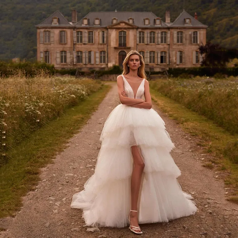 Vestido de novia bohemio Sexy con cuello en V, tirantes finos, abertura larga, plisado, perlas, espalda descubierta, apliques de tul, tren de barrido personalizado