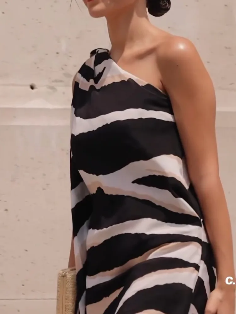 سترة علوية فضفاضة بدون أكمام مطبوعة بحاشية غير متماثلة جديدة لعام 2025 لحفلات الشاطئ ملابس غير رسمية ملابس علوية نسائية على الموضة