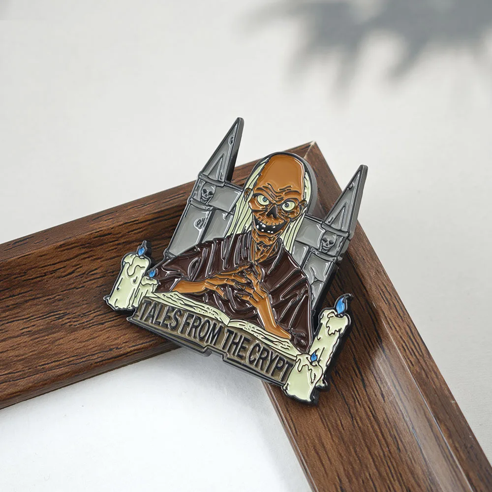 Vintage Tales From The Crypt Emaille-Pin Horrorfilm-Kryptenwächter Metall-Abzeichen Gruseliger Skelett-Zombie Anstecknadel Schmuck-Brosche – Detail 7