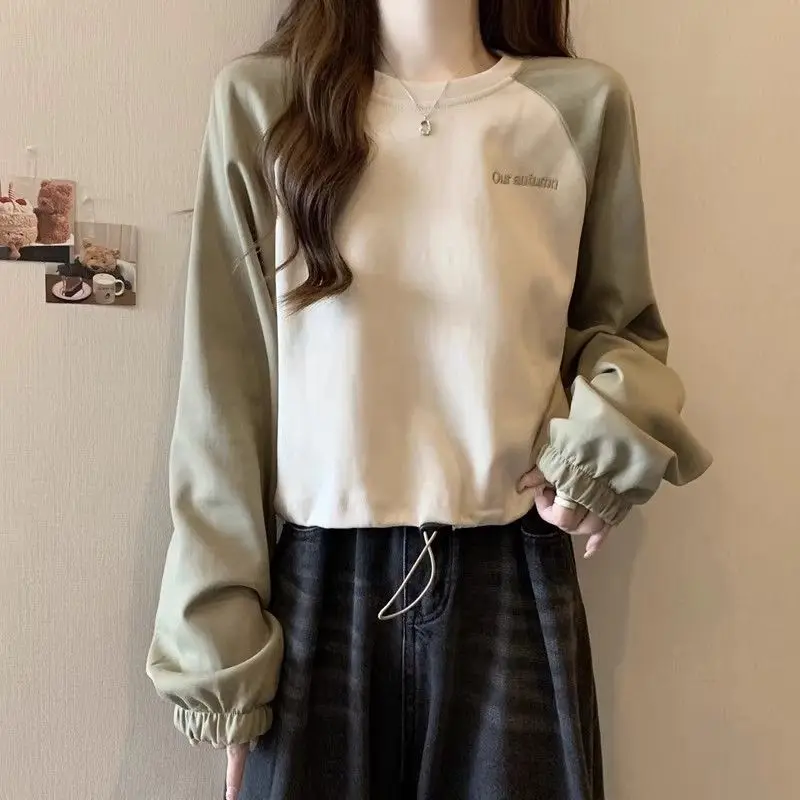 เสื้อสเวตเชิ้ตแขนยาวสไตล์อเมริกันเรโทรสำหรับผู้หญิง ฤดูใบไม้ร่วง ฤดูหนาว รุ่นใหม่ ทรงหลวม ดีไซน์ตัดสี มีเชือกผูก รุ่นสั้น