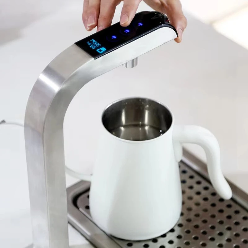 Automatyczny, dotykowy, elektryczny dystrybutor wody do napojów gorących, do montażu na blacie, do użytku komercyjnego w kawiarni.