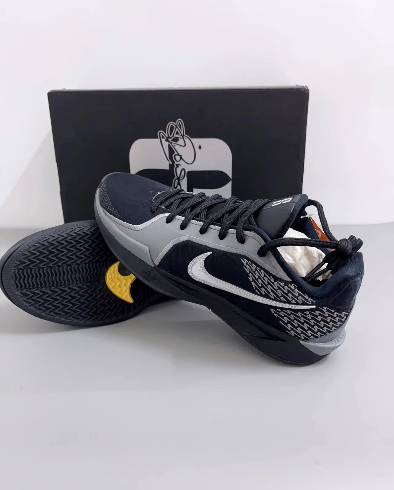 

Удобные универсальные противоскользящие прочные баскетбольные кроссовки Nike для мужчин и женщин серо-белого цвета