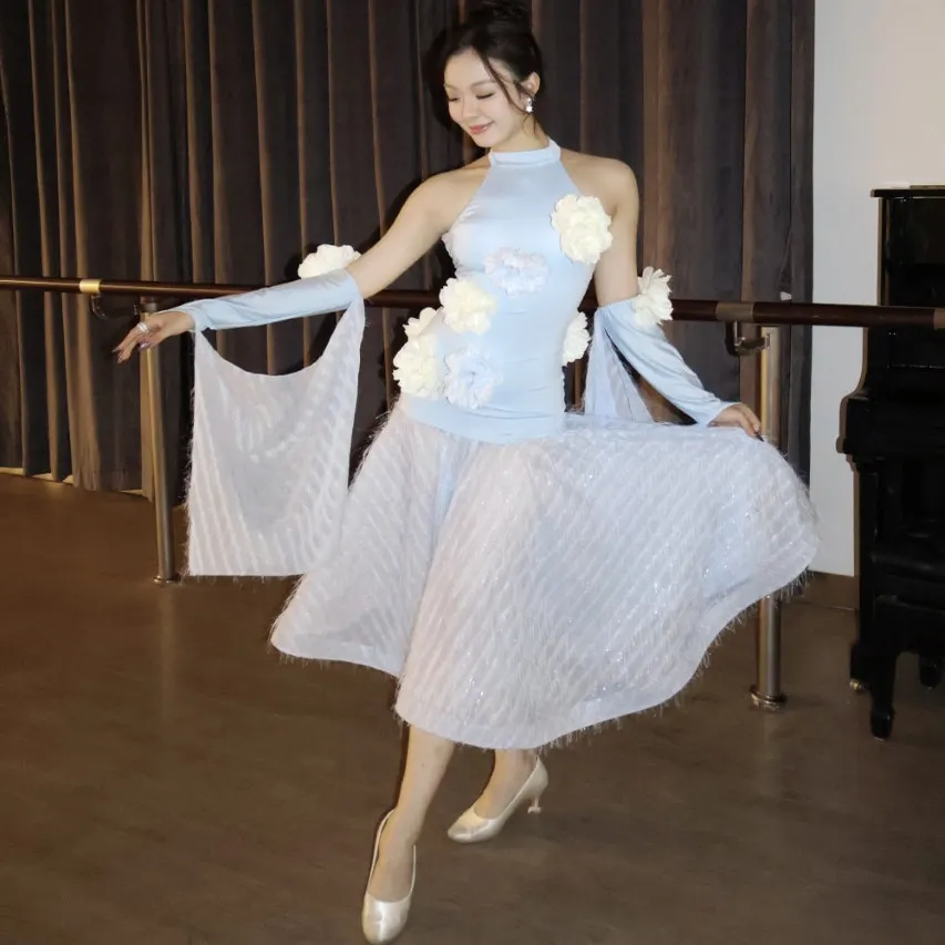 เสื้อผ้าเต้นรำสมัยใหม่สำหรับผู้หญิงมาตรฐานแห่งชาติการเต้นรำการแสดงเครื่องแต่งกายแขวนคอเปิดหลังชุดเต้นรำบอลรูม DN22542