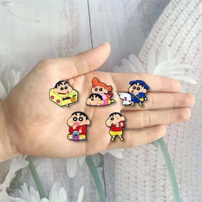Heißer Crayon Shin-chan Cartoon-Schuhblumen-Dekor, Kawaii Studenten-Paar DIY Schuhschnalle, abnehmbare Anime-Accessoires im Großhandel – Detail 5