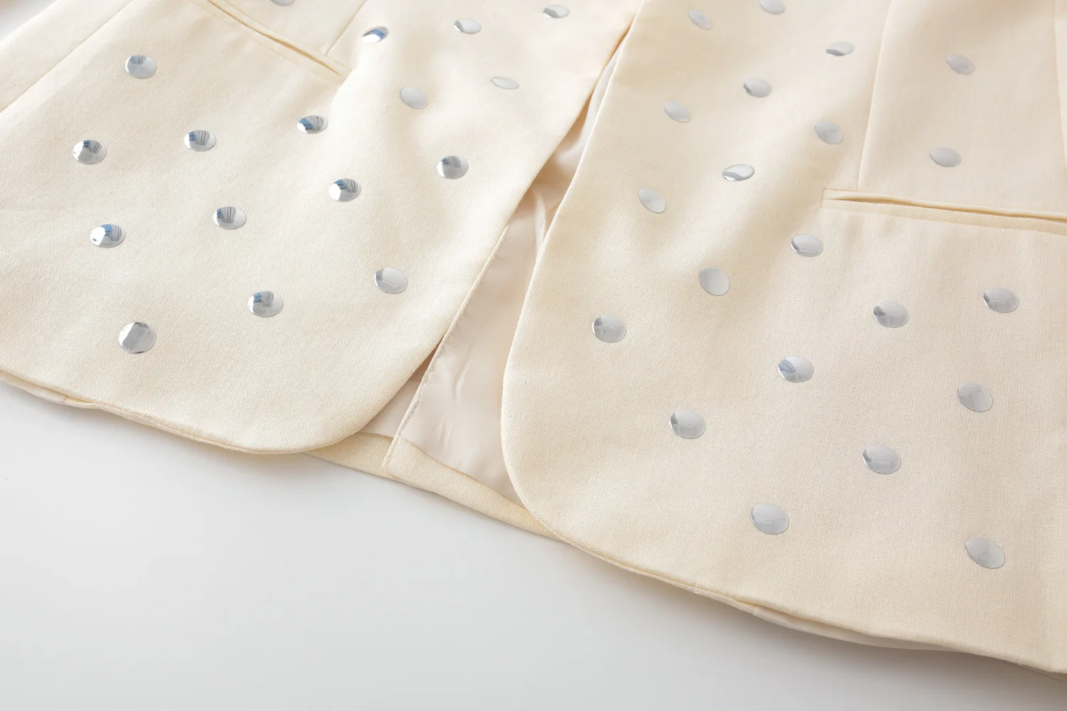 ملابس نسائية خريف 2025 منتج جديد بأكمام طويلة عصرية ومتعددة الاستخدامات فستان مزخرف بالترتر غير رسمي