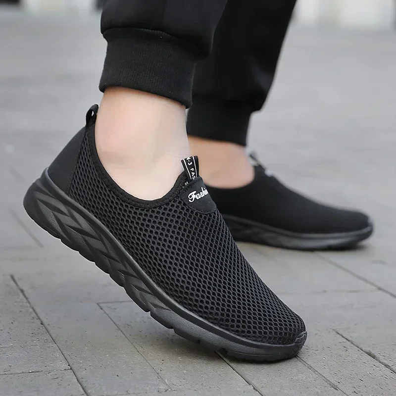 New Sneakers Men Slip on Casual Shoes Breathable Mesh Outdoor Non Slip Sports Shoes Lightweight Comfortable Shoes for Men