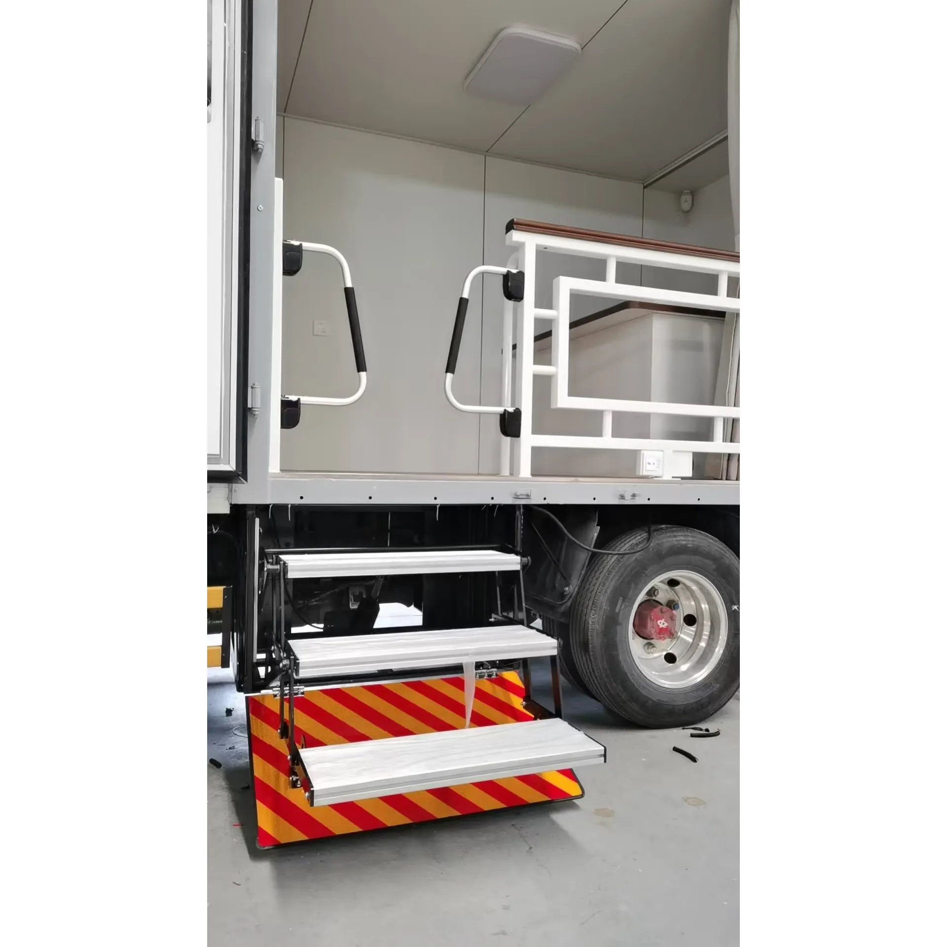 Light truck RV three-layer manual folding step off-road heavy truck truck with light pedal special vehicle