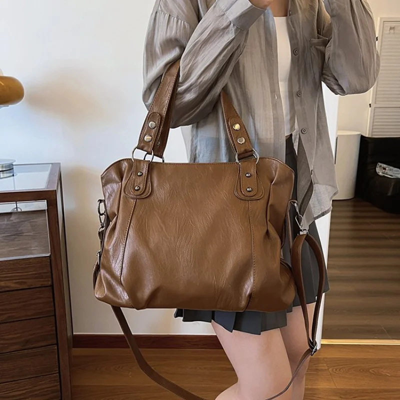 

Шикарная повседневная сумка через плечо для женщин. Дизайнерский кожаный кошелек с достаточной комнатой для всех предметов первой необходимости.