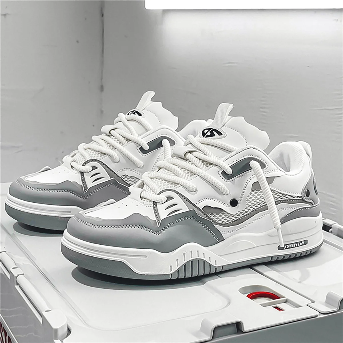 

DAWSRi Men Stylish Patchwork Skating Sneakers: Ankle Support, Durability, and Non-Slip Soles