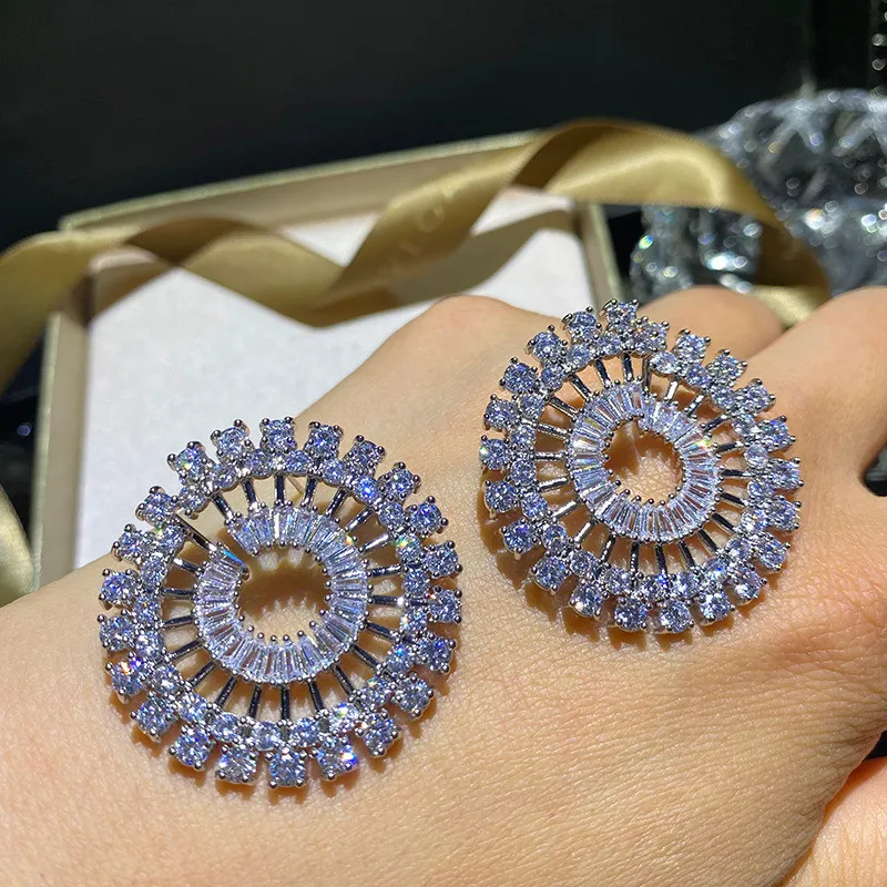 

Модные роскошные серьги с изысканным темпераментом