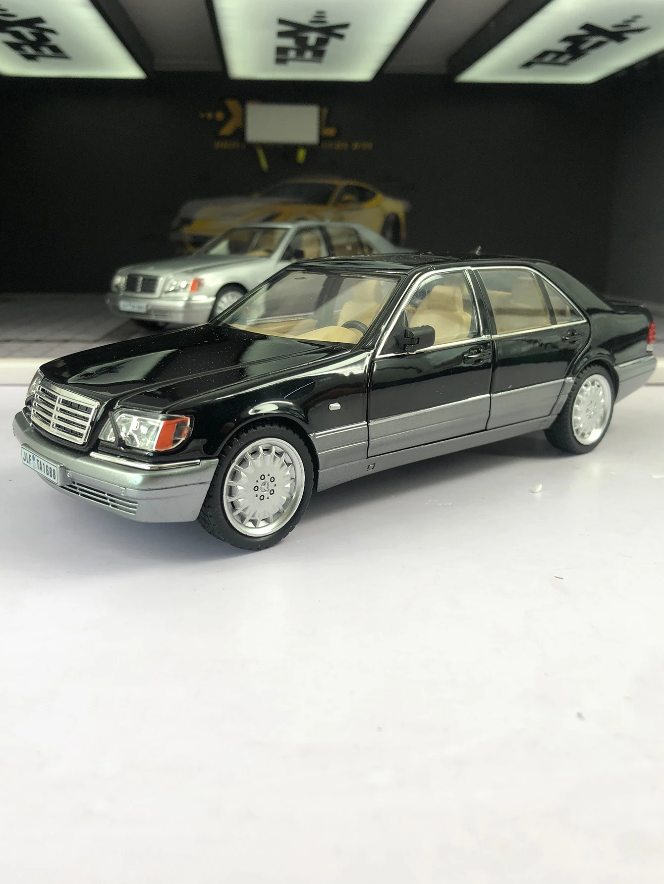 

1:24 имитация ретро-модели автомобиля из цинкового сплава, статическое украшение, металлический коллекционный подарочный автомобиль