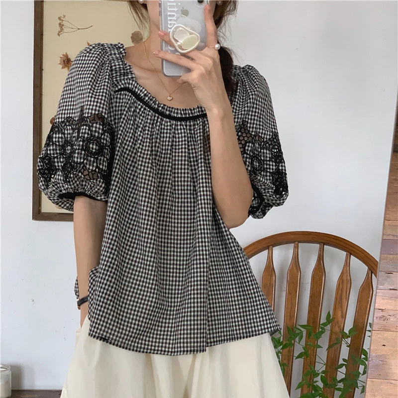 

Ретро-шик: женская летняя свободная рубашка с квадратным воротником, вышивкой и ажурным клетчатым узором, с коротким рукавом, в стиле «анти-эйдж»