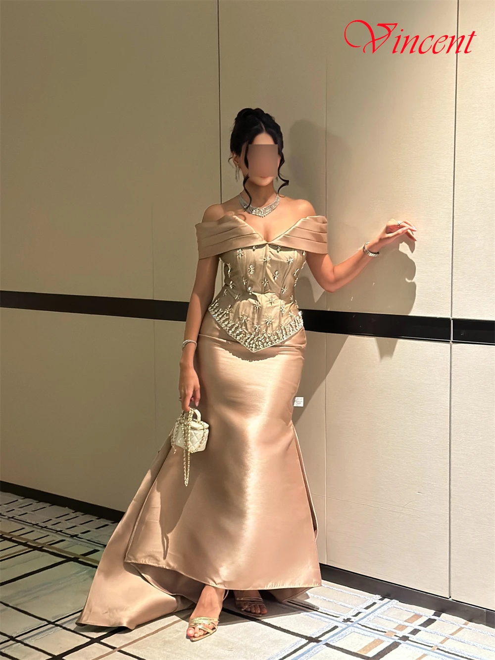 تخصيص بسيط الشمبانيا الساتان مساء اللباس الأنيق قارب الرقبة قبالة الكتف حزب اللباس لينة حورية البحر كريستال فساتين لحضور الحفلات الموسيقية