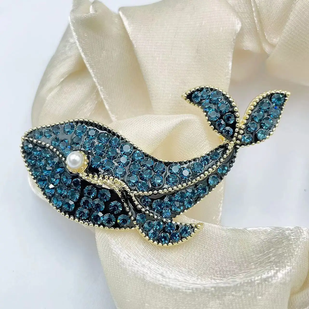 Korean version of fashionable whale brooch imitation crystal enamel dolphin animal high-end temperament brooch