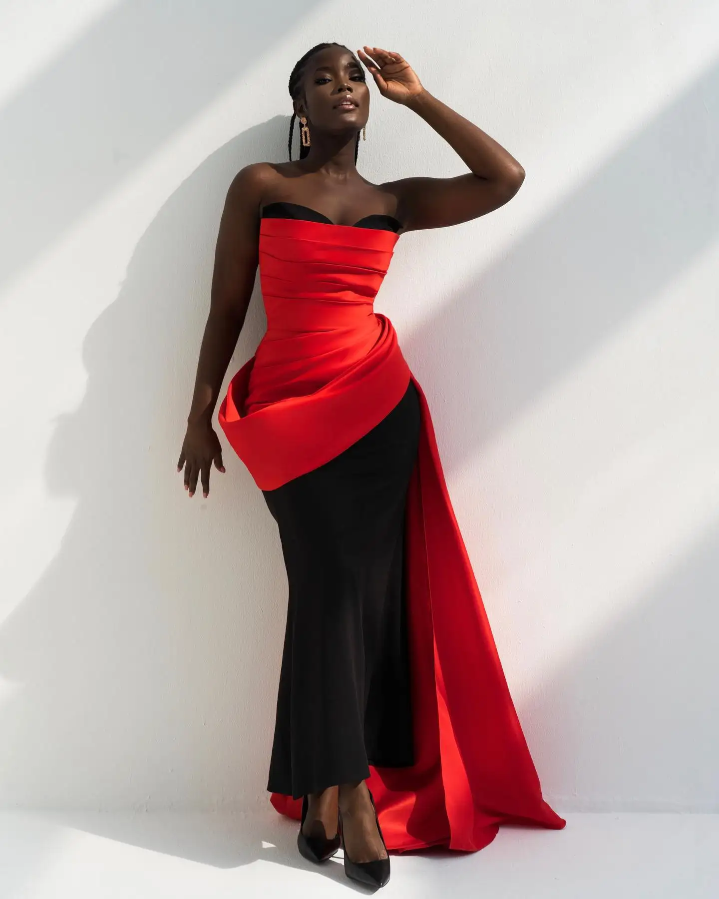 Beautiful Red and Black Long Evening Dresses Strapless Ruffled Silk Satin Celebrity Formal Dress with Side Train Chic Prom Gown