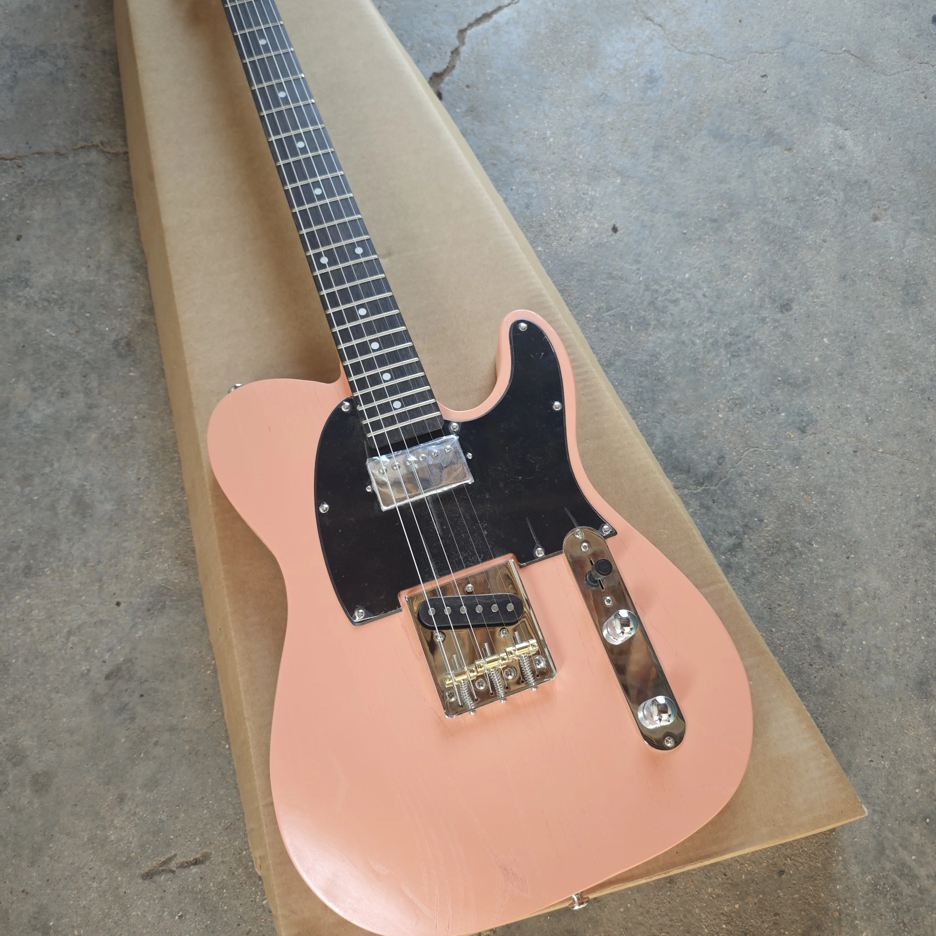 Pink six-string body Maple neck wood grain basswood body black panel